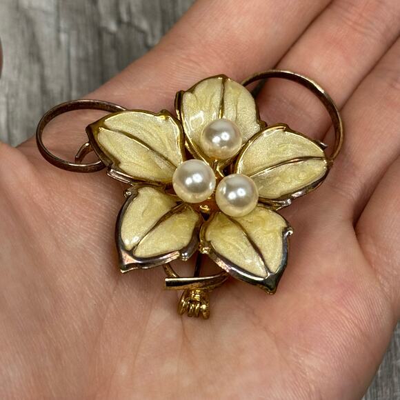 Vintage Enamel Flower Faux Pearl Gold Tone Brooch Pin - Picture 2 of 5